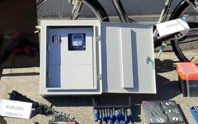 Pes dedirten hırsızlık! Elektrik sayacını panosuyla birlikte söküp çaldılar - Resim: 2