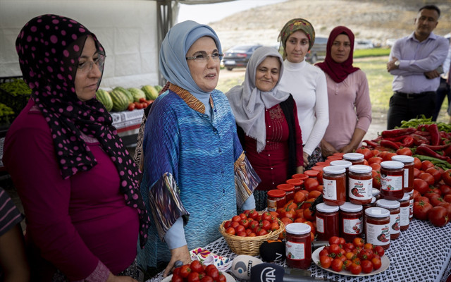 Her hafta sonu evde pişiyormuş, Emine Erdoğan, çiftçi kadınlarla birlikte toplayıp yaptı - Resim: 3