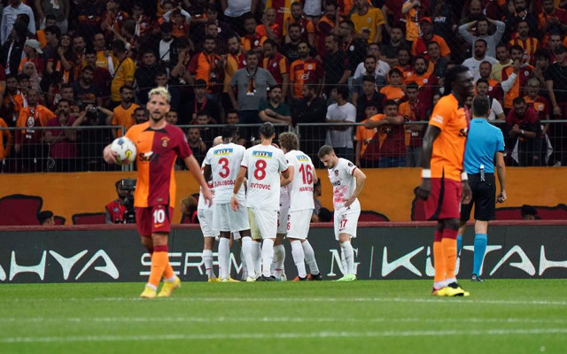 Aslan 10 kişi kalmasına rağmen Gaziantep'i devirdi! - Resim: 1