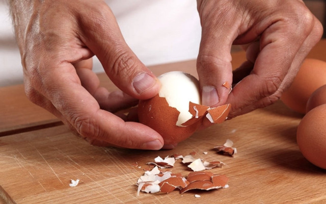 Sadece 5 saniyede yumurta nasıl soyulur işin sırrını kimse bilmiyor! - Resim: 1