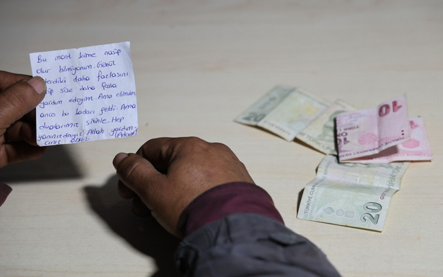 Bit pazarından aldığı montun cebinden çıkan not duygulandırdı - Resim: 0