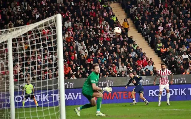 Cengiz Ünder'den çok zor bir açıdan uzak köşeye enfes gol 2024'te ilki başardı - Resim: 1