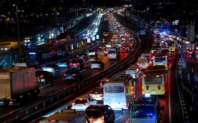 İstanbul'da haftanın ilk iş gününde trafik yoğunluğu yaşanıyor - Resim: 1