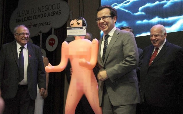 Utanç verici hediye! Bakana şişme kadın verdiler - Resim: 2