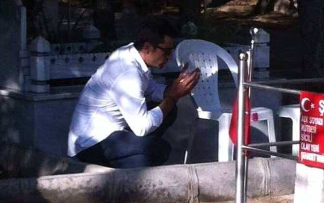İmirzalıoğlu Ömer Halisdemir'in mezarında - Resim: 1