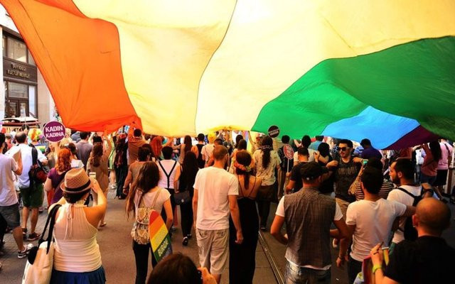 Eşcinsellerden Taksim'de renkli yürüyüş - Resim: 3