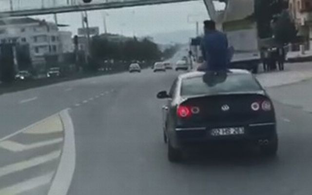 Batman'da otomobilin üstüne oturarak yolculuk yaptı - Resim: 3