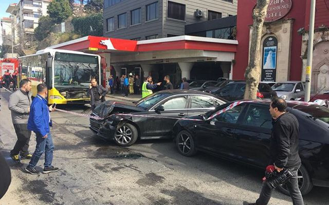 Üsküdar'da zincirleme trafik kazası: 5 yaralı - Resim: 1