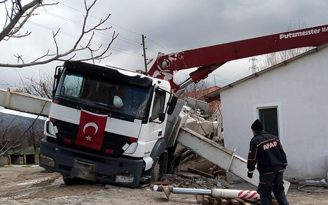 Isparta'da devrilen beton kamyonu altında can verdi - Resim: 1