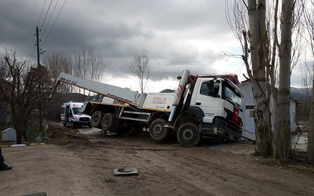 Isparta'da devrilen beton kamyonu altında can verdi - Resim: 2