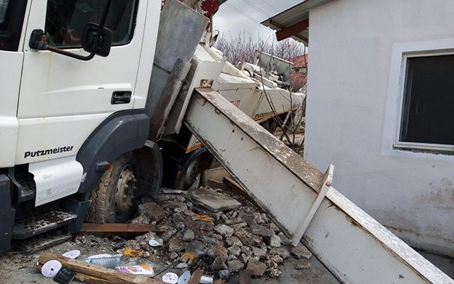 Isparta'da devrilen beton kamyonu altında can verdi - Resim: 4