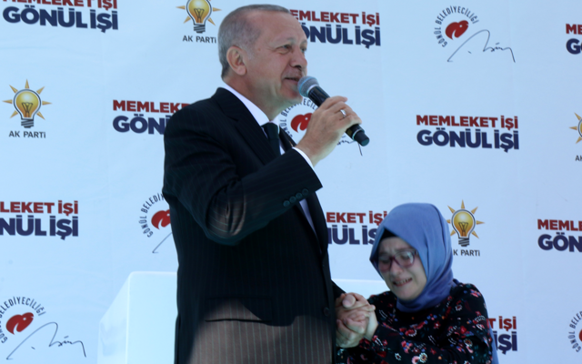 Cumhurbaşkanı Erdoğan, kendisine mektup yazan Şevval'le sahnede buluştu