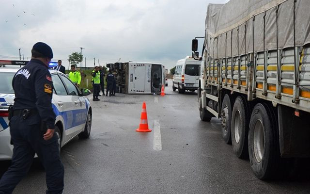 Çanakkale'de öğrencileri taşıyan minibüs devrildi 25 yaralı - Resim: 1
