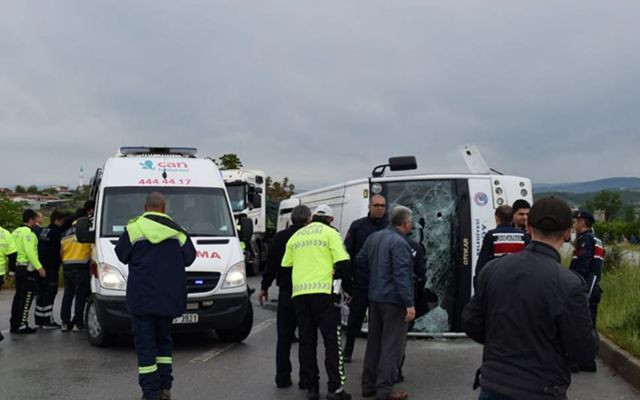 Çanakkale'de öğrencileri taşıyan minibüs devrildi 25 yaralı - Resim: 2