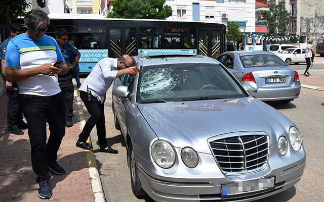 Antalya'da galericiyi plastik kelepçe takıp dövdüler - Resim: 1