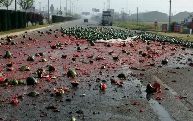 Çorum'da yola saçılan karpuzlar trafiği aksattı - Resim: 2