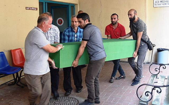 Antalya'da bir baba oğlu ile kendisini ağaca astı - Resim: 1