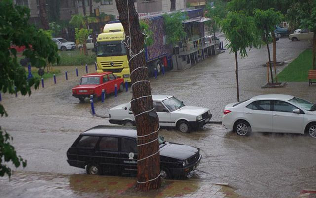 İzmir Ödemiş’i sağanak vurdu Araçlar sürüklendi - Resim: 1