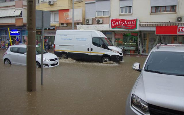 İzmir Ödemiş’i sağanak vurdu Araçlar sürüklendi - Resim: 2