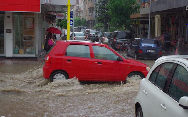 İzmir Ödemiş’i sağanak vurdu Araçlar sürüklendi - Resim: 3