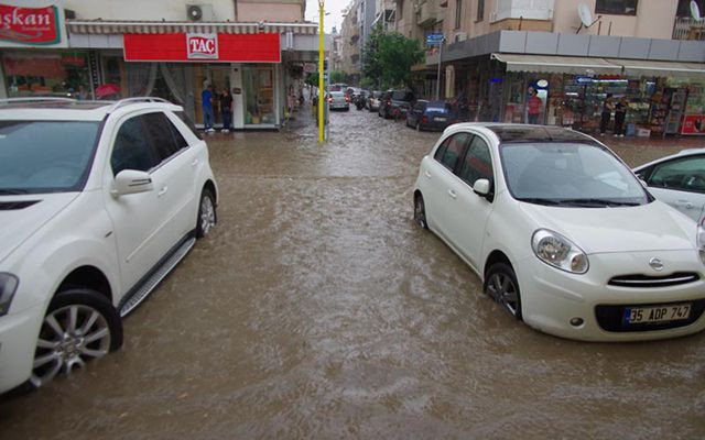 İzmir Ödemiş’i sağanak vurdu Araçlar sürüklendi - Resim: 4
