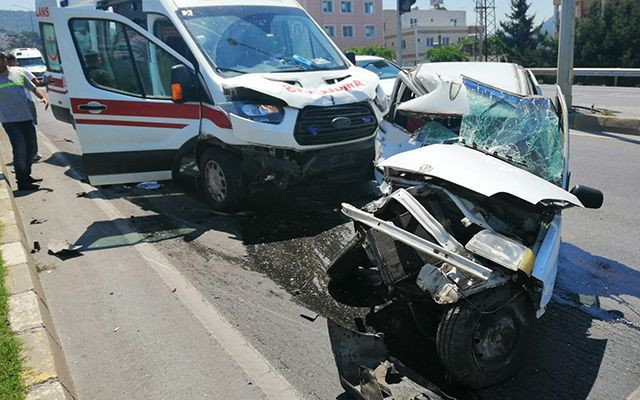 Hatay'da ambulans ile otomobil çarpıştı 2 ölü 1 yaralı - Resim: 2