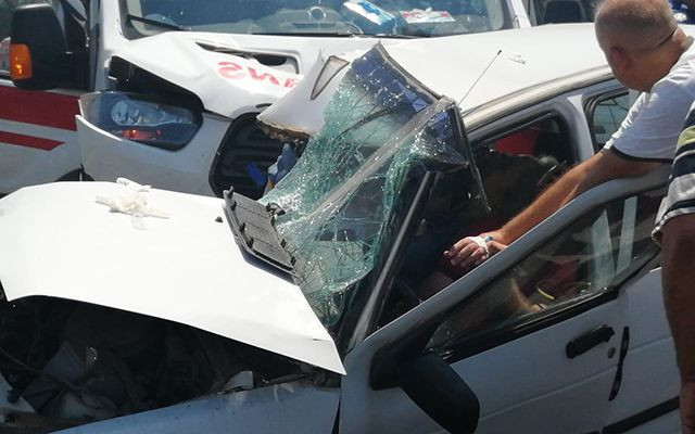 Hatay'da ambulans ile otomobil çarpıştı 2 ölü 1 yaralı - Resim: 4