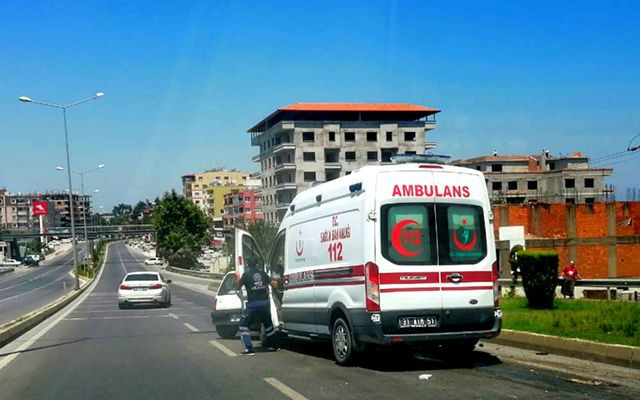 Hatay'da ambulans ile otomobil çarpıştı 2 ölü 1 yaralı - Resim: 1