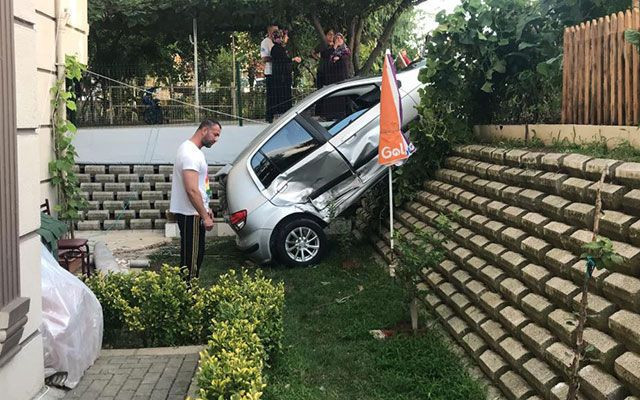 Kocaeli'de kaza yapan otomobil hamakta yatan çocuğun üzerine düştü - Resim: 2