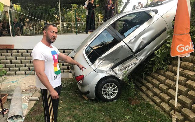 Kocaeli'de kaza yapan otomobil hamakta yatan çocuğun üzerine düştü - Resim: 3