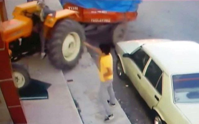 Kayseri'de genç kız babasının traktörüyle iş yerine girdi - Resim: 4