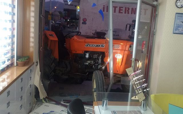 Kayseri'de genç kız babasının traktörüyle iş yerine girdi - Resim: 3