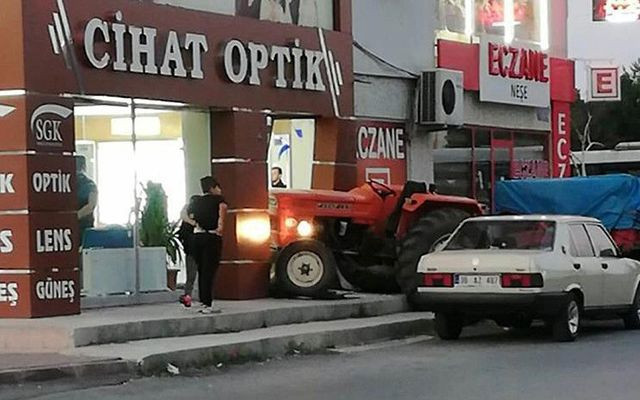 Kayseri'de genç kız babasının traktörüyle iş yerine girdi - Resim: 1