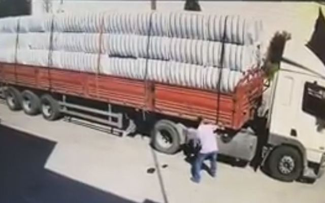 Şanlıurfa'da bir kişi pamuk balyalarının altında kalıp ağır yaralandı - Resim: 1