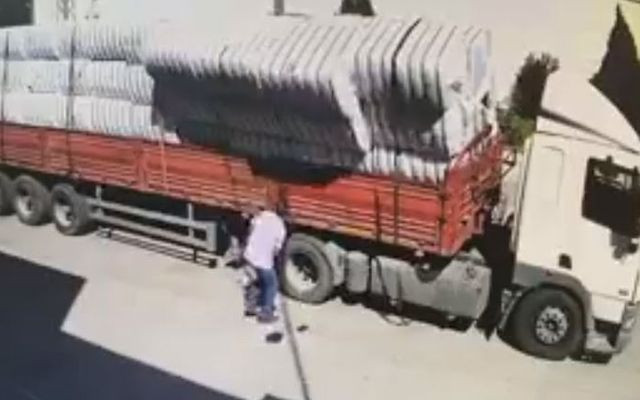 Şanlıurfa'da bir kişi pamuk balyalarının altında kalıp ağır yaralandı - Resim: 2