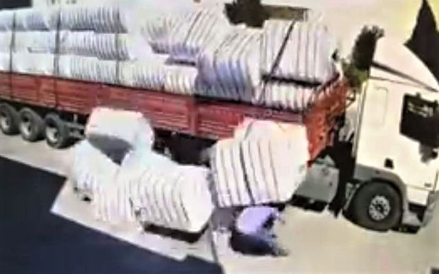 Şanlıurfa'da bir kişi pamuk balyalarının altında kalıp ağır yaralandı - Resim: 4