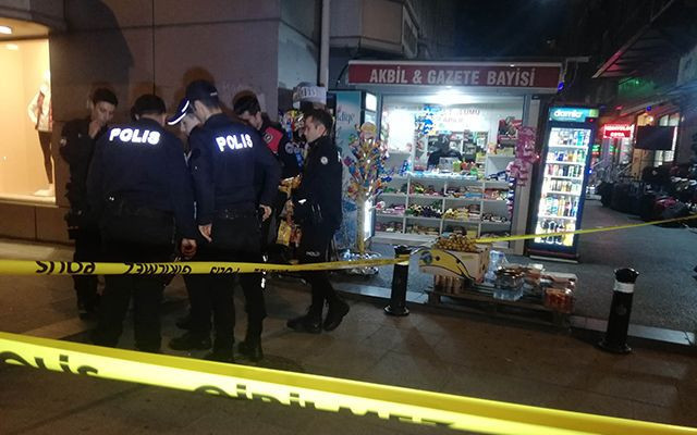 İstanbul Fatih'te kaldırımda bekleyen adam bacağından vuruldu - Resim: 1