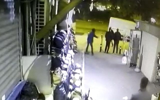 İstanbul Fatih'te kaldırımda bekleyen adam bacağından vuruldu - Resim: 4