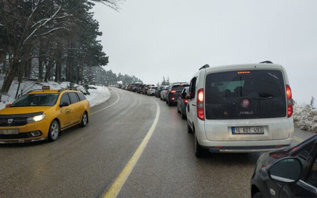 Kış turizminin merkezi Uludağ'a tatilci akını! 5 kilometre araç kuyruğu oluştu