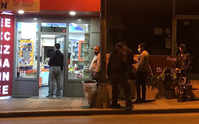 Sokağa çıkma yasağını duyan vatandaşlar market ve fırınlara akın etti - Resim: 1