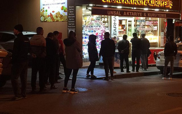 Sokağa çıkma yasağını duyan vatandaşlar market ve fırınlara akın etti - Resim: 2