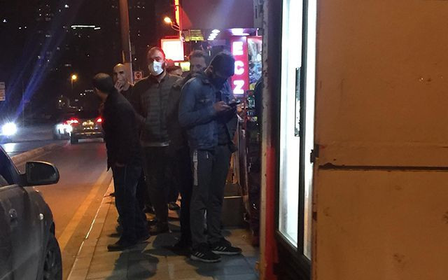 Sokağa çıkma yasağını duyan vatandaşlar market ve fırınlara akın etti - Resim: 3
