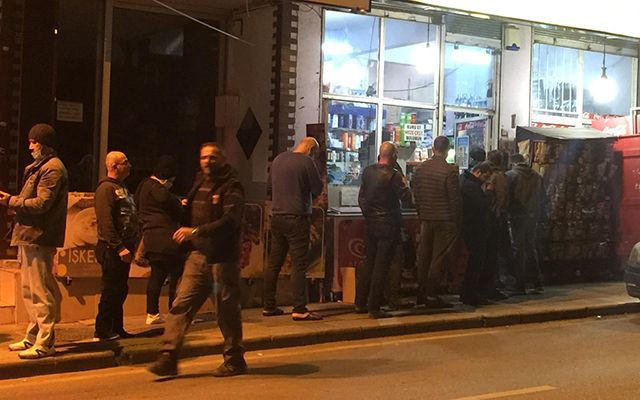 Sokağa çıkma yasağını duyan vatandaşlar market ve fırınlara akın etti - Resim: 4