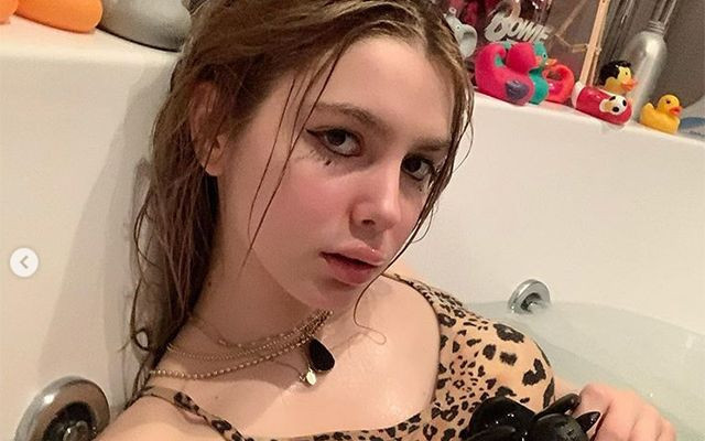 Sokağa çıkamayan Aleyna Tilki küvete girip oyuncaklarıyla poz verdi - Resim: 4