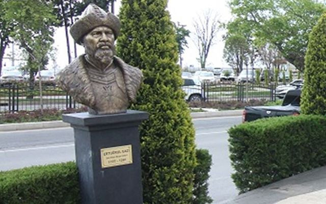 Ertuğrul Gazi diye Engin Altan Düzyatan'ın heykeli dikildi! 2 kişi kovuldu - Resim: 4