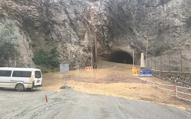 Artvin-Erzurum kara yolu heyelan nedeniyle ulaşıma kapandı - Resim: 1