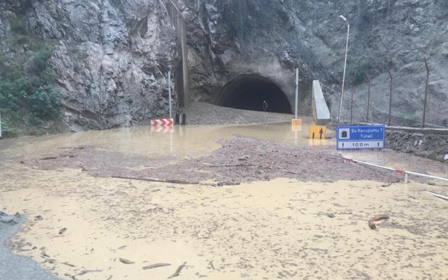 Artvin-Erzurum kara yolu heyelan nedeniyle ulaşıma kapandı - Resim: 2