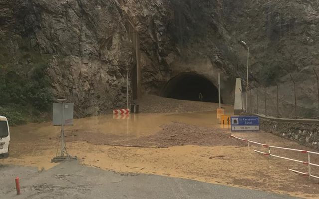 Artvin-Erzurum kara yolu heyelan nedeniyle ulaşıma kapandı - Resim: 3