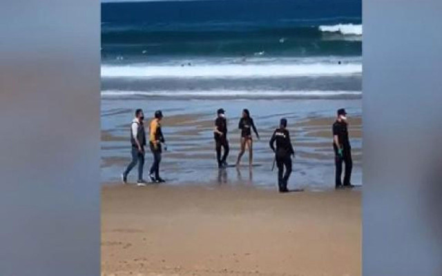 Koronavirüslü hasta denize girdi polis gözaltına alındı
