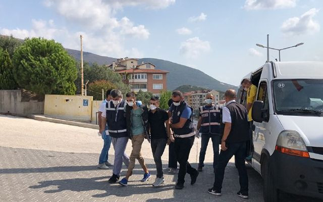 Bursa'da iki arkadaşı fuhuş pazarlığıyla otel odasında tuzağa düşürüp gasp ettiler - Resim: 1